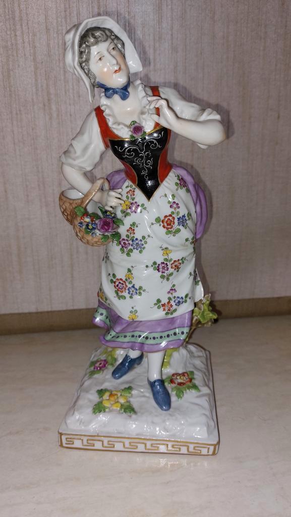 Antiek Dresden Ludwigsburg vrouw met bloemenmandje1785/1793, Antiek en Kunst, Antiek | Porselein, Ophalen of Verzenden