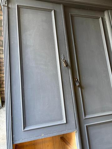 Servies kast beschikbaar voor biedingen