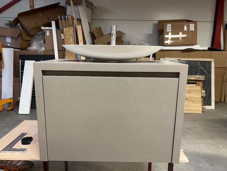Badmeubel massief Eiken met solid surface waskom, Huis en Inrichting, Badkamer | Badkamermeubels, Nieuw, Wastafelkast, Minder dan 100 cm