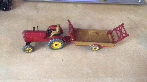 DINKY TOYS TRACTOR + HOOIWAGEN MASSEY HARRIS LICHT BESPEELD, Hobby en Vrije tijd, Modelauto's | 1:43, Gebruikt, Tractor of Landbouw
