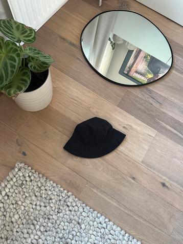 Zwarte Bucket Hat beschikbaar voor biedingen