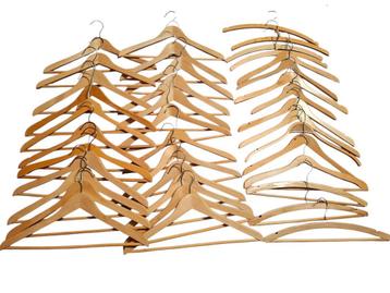 40 houten kledinghangers beschikbaar voor biedingen