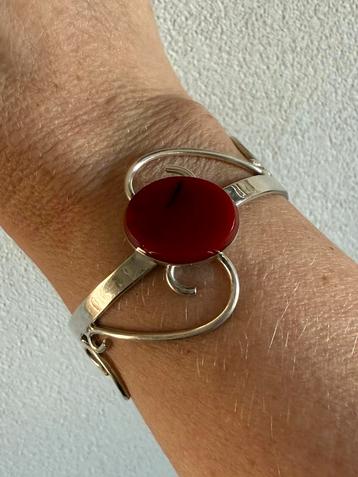 R371/ Prachtige Sierlijke Zilveren armband met Rode Steen beschikbaar voor biedingen