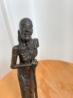 Bronzen Afrikaans beeld van oude monnik met staf en ketting, Verzamelen, Beelden en Beeldjes, Verzenden, Gebruikt, Mens