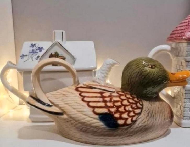 Theepot van aardewerk Tony wood Staffordshire, Antiek en Kunst, Antiek | Schalen, Ophalen of Verzenden
