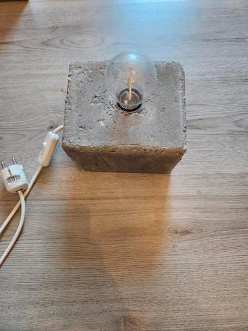 Betonenlamp beschikbaar voor biedingen
