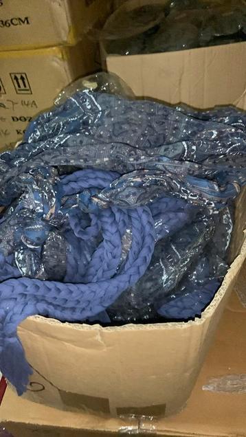 Partij sjaals blauw beschikbaar voor biedingen