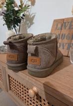 Mini uggs kaki groen maatje 38, Kleding | Dames, Schoenen, Ophalen, Zo goed als nieuw, Groen
