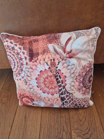Sierkussen Giraffe en Bloemen beschikbaar voor biedingen