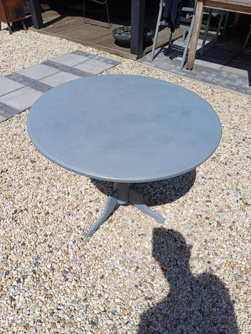 Grijze massief houten ronde salontafel – klassiek design beschikbaar voor biedingen