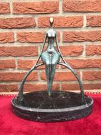 modern bronzen beeld, zittende dame, Antiek en Kunst, Ophalen of Verzenden, Brons