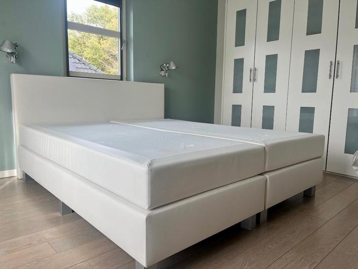 Comfortabele Boxspring  wit 180x210 met hoofdbord, Huis en Inrichting, Slaapkamer | Boxsprings, Gebruikt, 180 cm, 210 cm, Tweepersoons