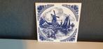 Mooie vintage tegel met molen en zeilboot, Ophalen of Verzenden