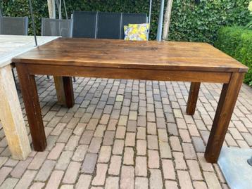 Houten eetkamertafel beschikbaar voor biedingen