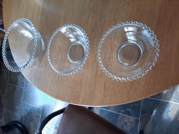 3 glazen schalen beschikbaar voor biedingen