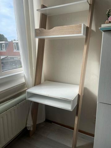 Bureau hoog beschikbaar voor biedingen