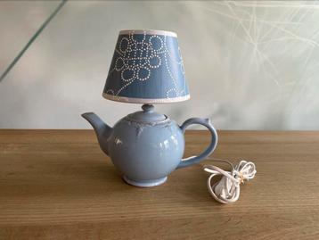 Schattige vintage gerestylde theepot lamp beschikbaar voor biedingen
