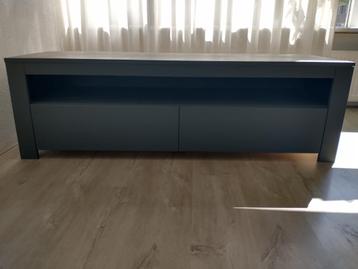 Lage televisiekast beschikbaar voor biedingen