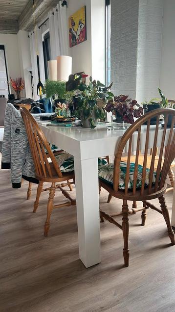 Witte houten eettafel met 6 stoelen beschikbaar voor biedingen