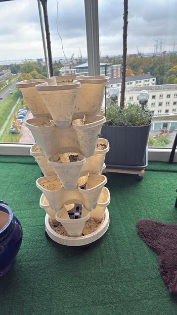 Stapel toren 5 hoog voor kruiden of planten beschikbaar voor biedingen