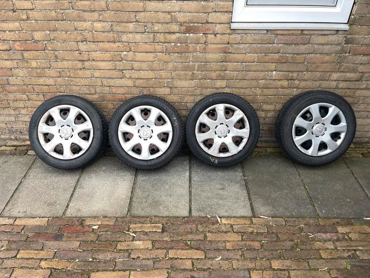 Set van 4 gebruikte autobanden met wieldoppen peugeot 107, Auto diversen, Wieldoppen, Gebruikt, Ophalen