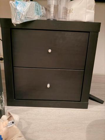 Kleine kastje met 2 lades 41x41cm beschikbaar voor biedingen