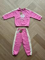 *NIEUW!* Roze joggingset van Mini Rodini, maat 104 / 110, Meisje, Nieuw, Ophalen of Verzenden, Setje