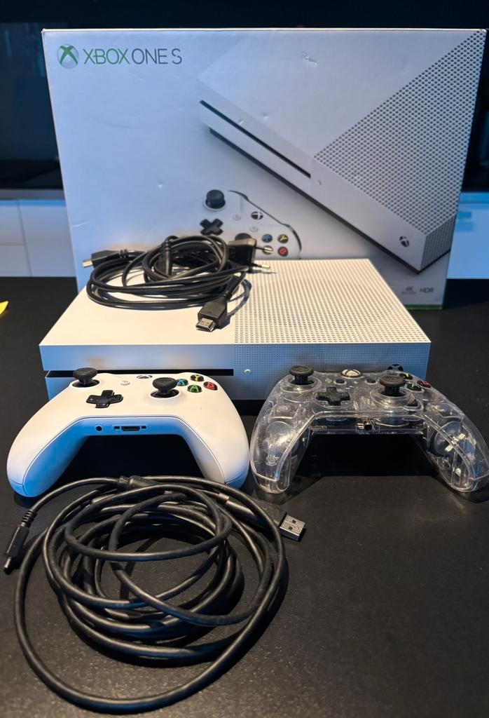 Xbox One S 1TB - goedwerkend en praktisch nieuw, Spelcomputers en Games, Spelcomputers | Xbox One, Zo goed als nieuw, Xbox One S