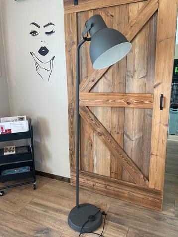 Mooie Staande Lamp beschikbaar voor biedingen