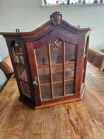 Houten wandkast met ornament, sleutel, slot en 2 planken, Ophalen