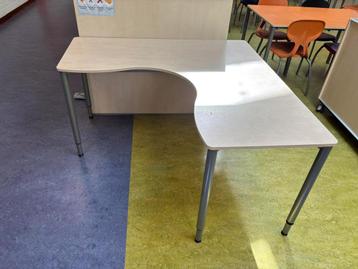 Hoekbureau in hoogte verstelbaar evt 2 stuks beschikbaar voor biedingen