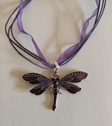Ketting met libelle. beschikbaar voor biedingen