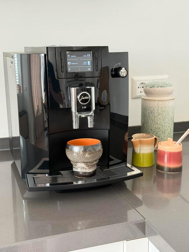 Jura E6 Piano Black | recent onderhoud gehad, Witgoed en Apparatuur, Koffiezetapparaten, Zo goed als nieuw, Koffiebonen, Koffiemachine