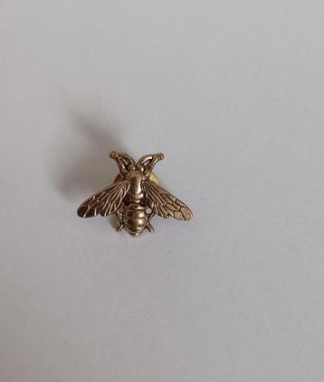 Bij broche beschikbaar voor biedingen