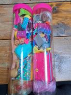 Barbie's in koker met diverse accessoires, Kinderen en Baby's, Speelgoed | Actiefiguren, Ophalen of Verzenden, Zo goed als nieuw