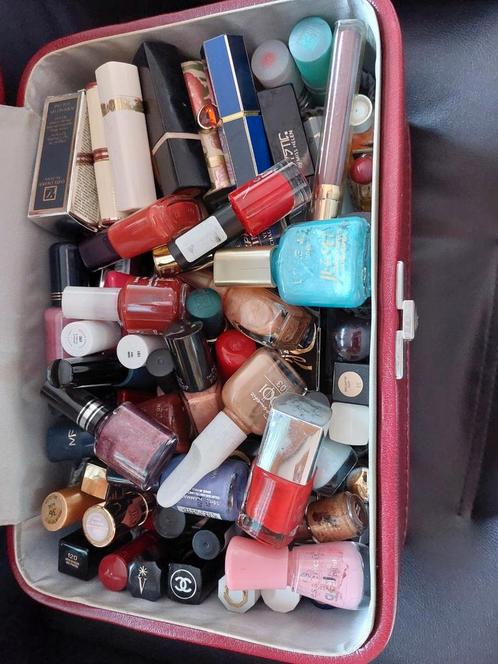 Goed gevulde make up koffer, Sieraden, Tassen en Uiterlijk, Uiterlijk | Cosmetica en Make-up, Zo goed als nieuw, Rood, Ophalen of Verzenden
