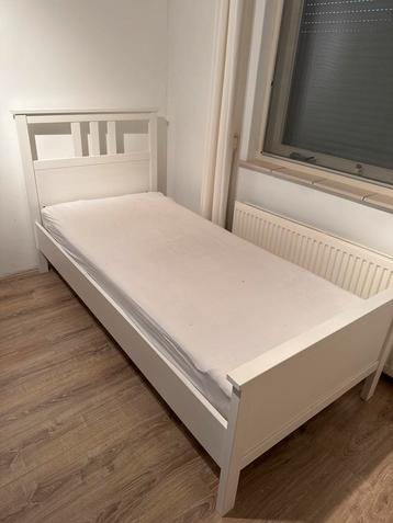 Wit 1-persoonsbed (ZGAN) incl. matras beschikbaar voor biedingen