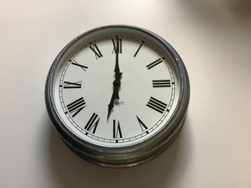 Klok zilverkleur, diameter 45 cm beschikbaar voor biedingen