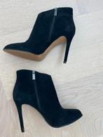 Nieuw: Zwarte suede enkellaarsjes van Vince Camuto, Zwart, Lage of Enkellaarzen, Nieuw, Ophalen of Verzenden