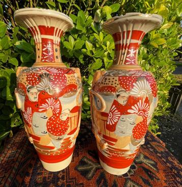 2 hele oude Japanse Satsuma vazen. beschikbaar voor biedingen
