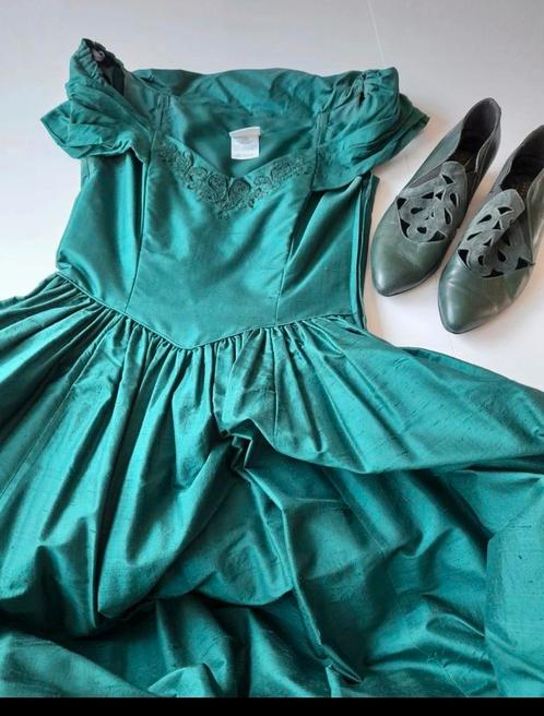 Smaragdgroene Zijden Galajurk 36, Kleding | Dames, Jurken, Gedragen, Maat 36 (S), Groen, Onder de knie, Ophalen of Verzenden
