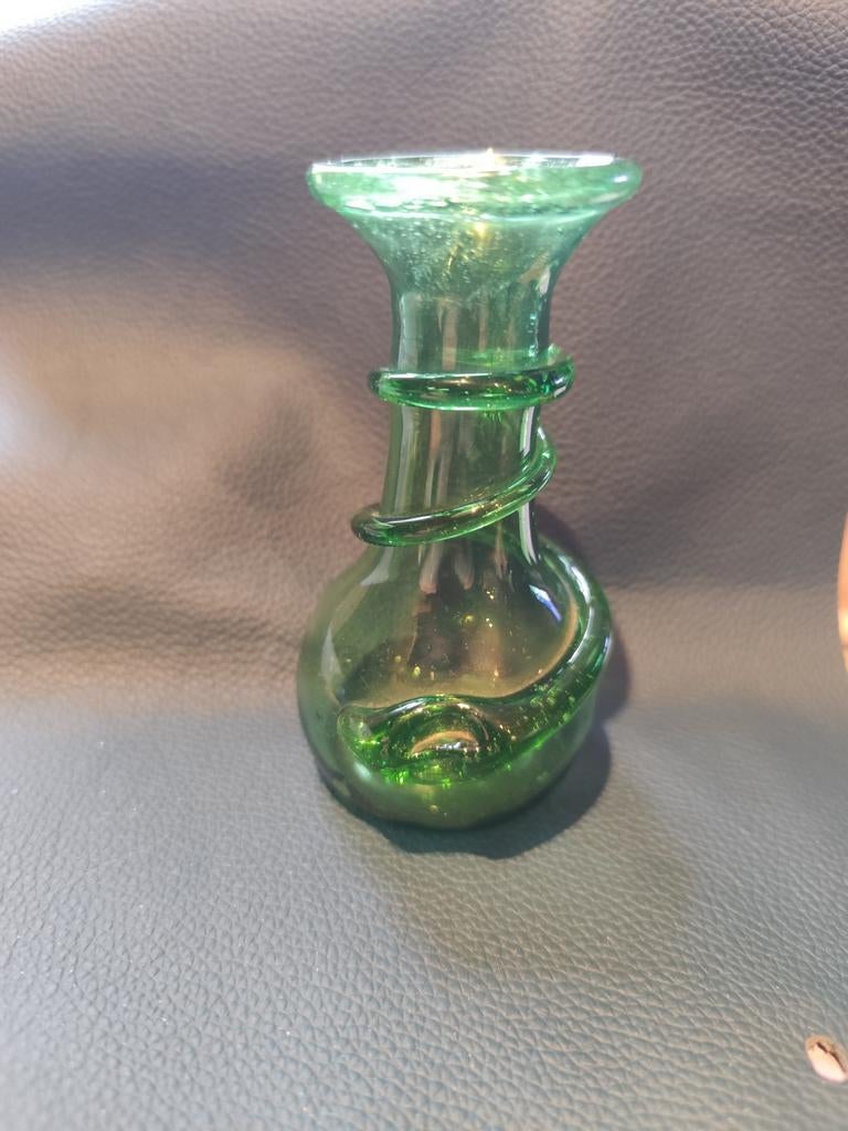 Schattig groen glazen vaasje mond geblazen 11cm, Ophalen