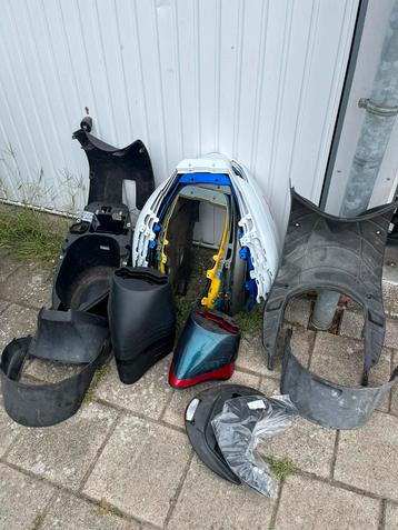 Kappen, treeplank, spatborden Piaggio zip 2000 partij of los beschikbaar voor biedingen
