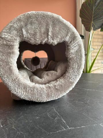 Kattenmand/ krabpaal beschikbaar voor biedingen