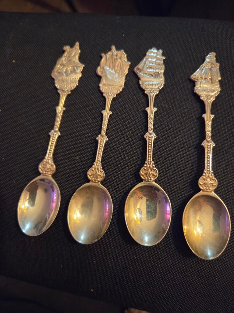 Set van 4 zilveren souvenirlepels met scheepsmotieven, Antiek en Kunst, Antiek | Bestek, Ophalen of Verzenden