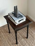 Vintage houten bijzettafel met gedraaide poten, Huis en Inrichting, Ophalen, Rechthoekig, Minder dan 55 cm