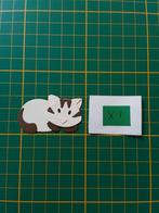 X1 Stansjes witte liggende kat met bruine vlekken, Ophalen of Verzenden, Nieuw, Dieren