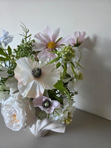 Vaas met zijde kunstbloemen (Intratuin) beschikbaar voor biedingen