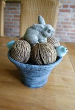 haasje in blauwe aardenwerk pot met deco materiaal, Ophalen of Verzenden