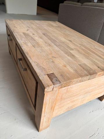 Houten koffie tafel beschikbaar voor biedingen